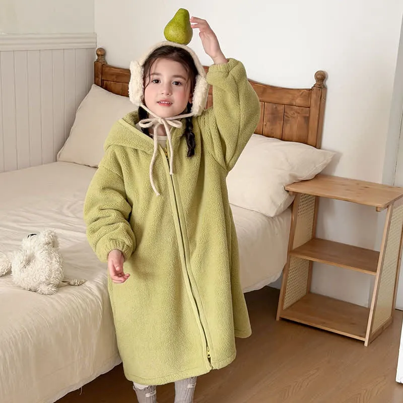 Einfacher, flauschiger Kinderbademantel mit Kapuze und Reißverschluss