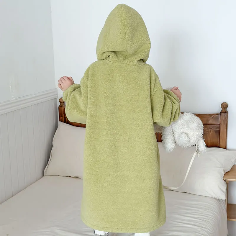 Einfacher, flauschiger Kinderbademantel mit Kapuze und Reißverschluss