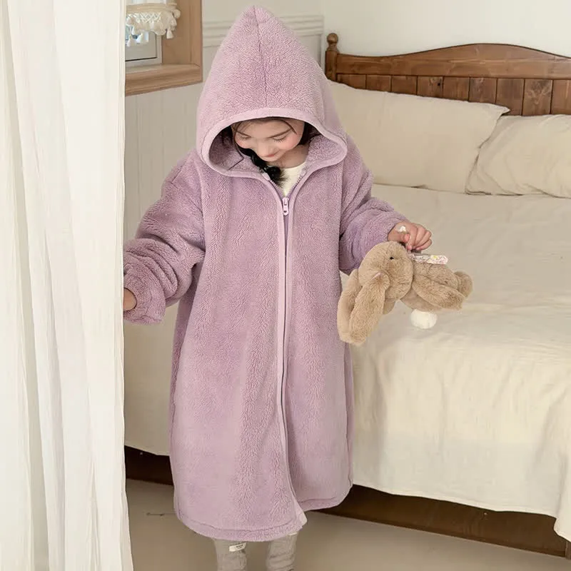 Einfacher, flauschiger Kinderbademantel mit Kapuze und Reißverschluss