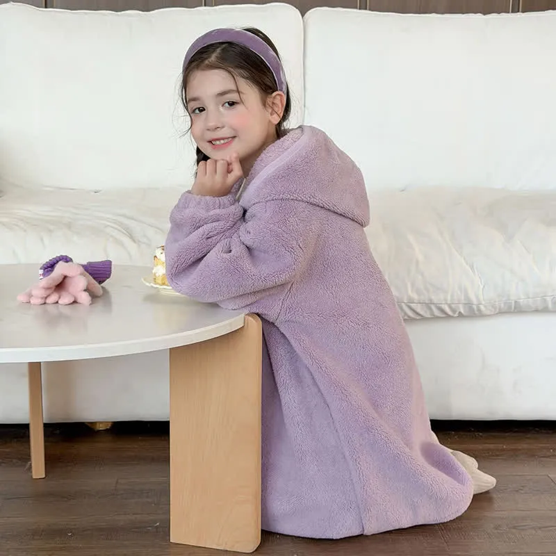 Einfacher, flauschiger Kinderbademantel mit Kapuze und Reißverschluss