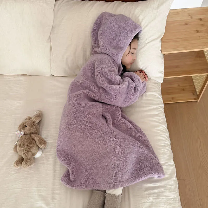Einfacher, flauschiger Kinderbademantel mit Kapuze und Reißverschluss