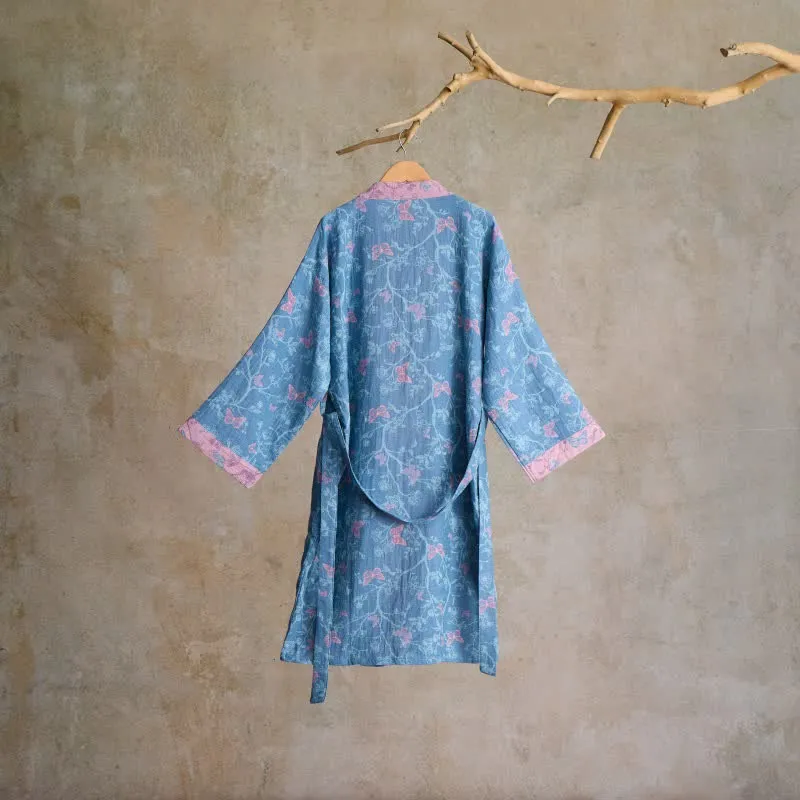 Eleganter Kimono-Bademantel aus Baumwollgaze mit Blumenmuster und Schmetterlingsmotiven