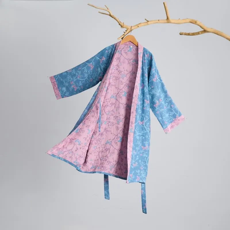 Eleganter Kimono-Bademantel aus Baumwollgaze mit Blumenmuster und Schmetterlingsmotiven