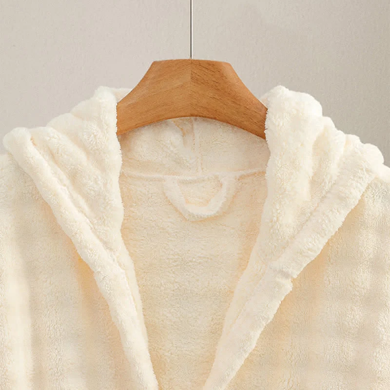 Einfacher Flanellbademantel mit Kapuze und Taschen