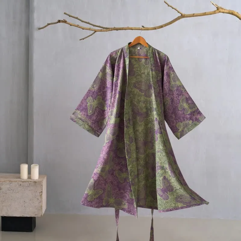 Traumhafter Kimono-Bademantel aus Baumwollgaze mit Schmetterlingsmotiv