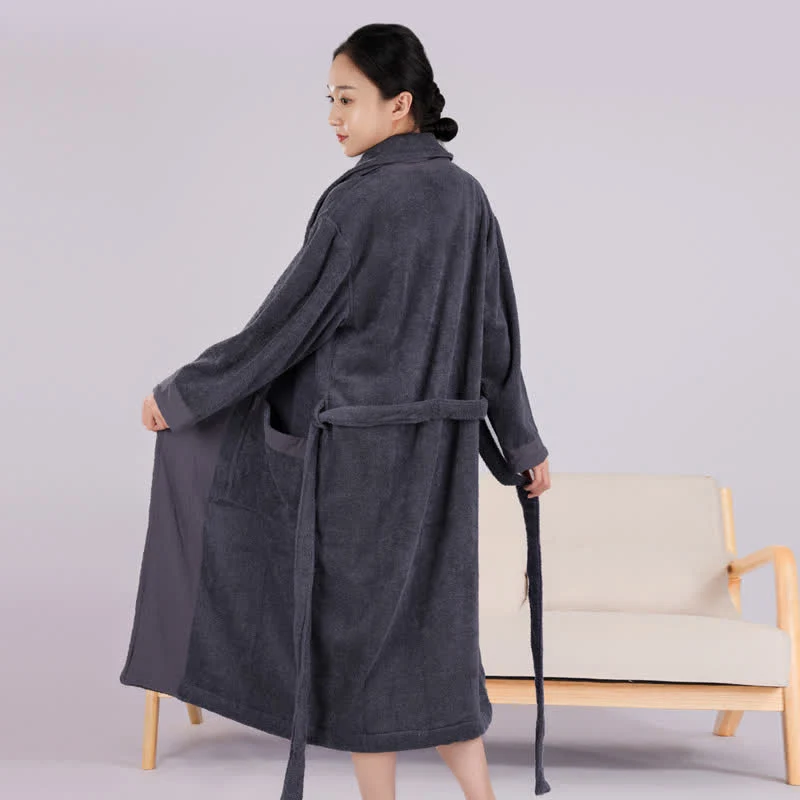 Minimalistischer Bademantel aus Baumwolle im Colorblock-Stil