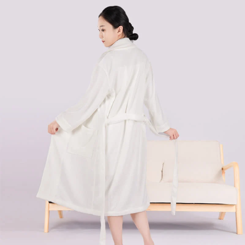 Minimalistischer Bademantel aus Baumwolle im Colorblock-Stil