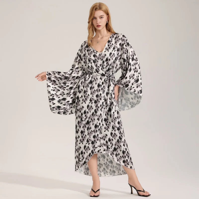 Schwarzer Kimono-Bademantel mit Leopardenmuster