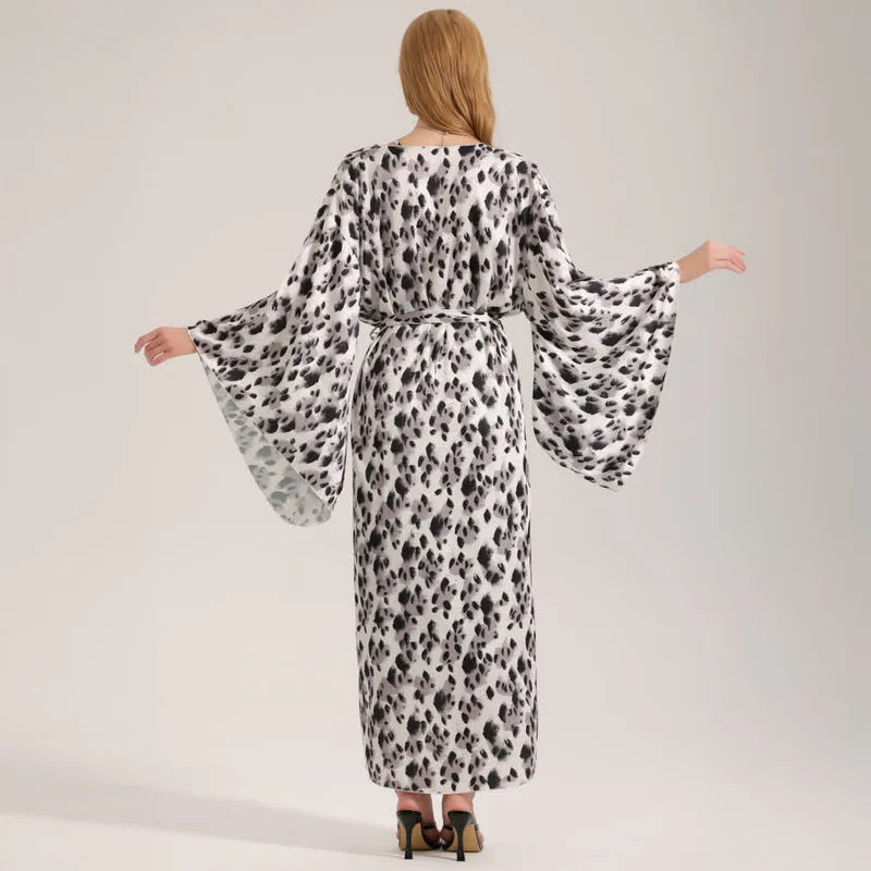 Schwarzer Kimono-Bademantel mit Leopardenmuster