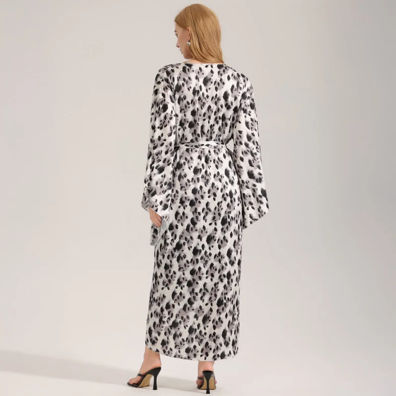 Schwarzer Kimono-Bademantel mit Leopardenmuster