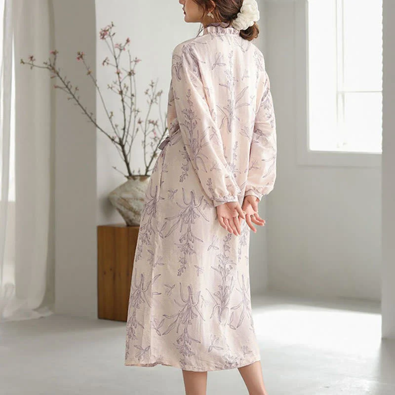 Lilafarbener Kimono-Bademantel mit floralem Rüschenbesatz