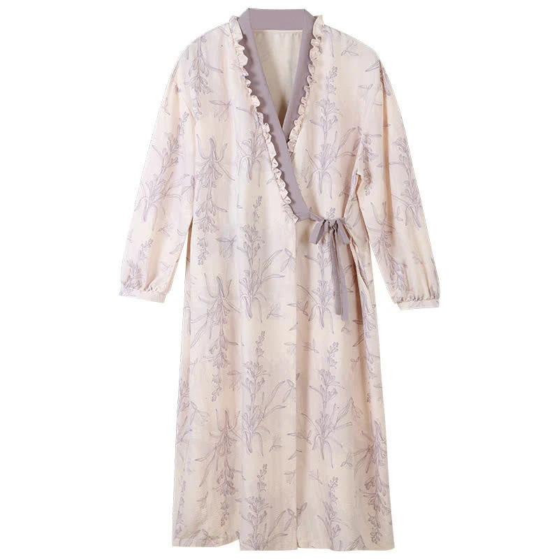 Lilafarbener Kimono-Bademantel mit floralem Rüschenbesatz
