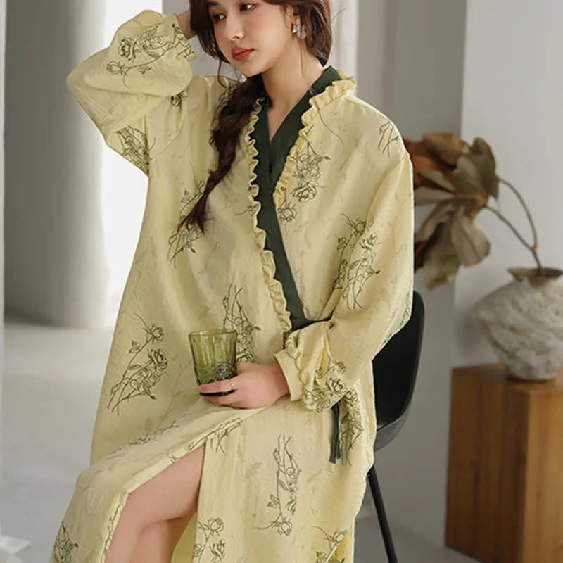 Kimono-Bademantel mit Rosenmuster und Rüschenbesatz