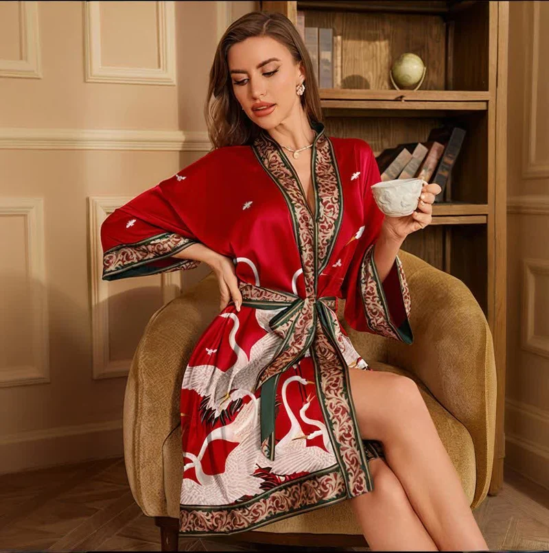 Kurzer Kimono-Bademantel mit Kranich-Print