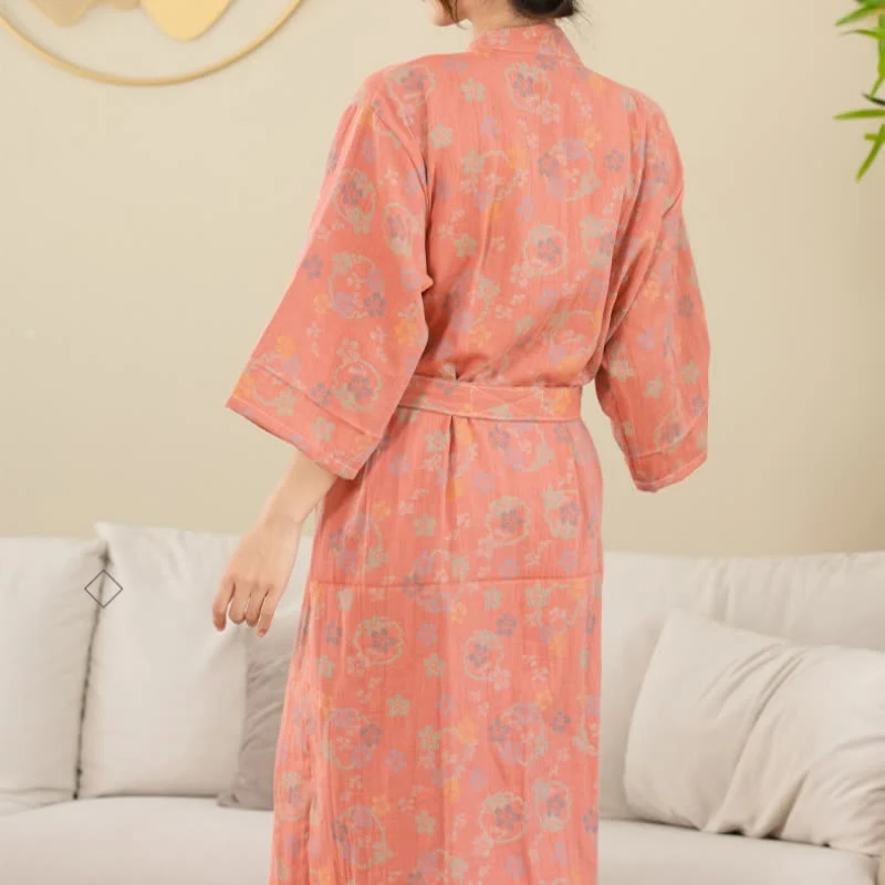 Bademantel aus doppellagiger, garngefärbter Gaze aus Baumwolle und Jacquard mit Blumenmuster