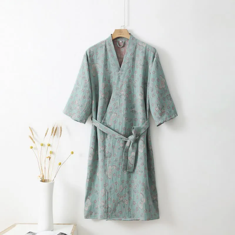 Bademantel aus doppellagiger Gaze aus garngefärbtem Jacquard mit Blumen- und Schmetterlingsmotiv