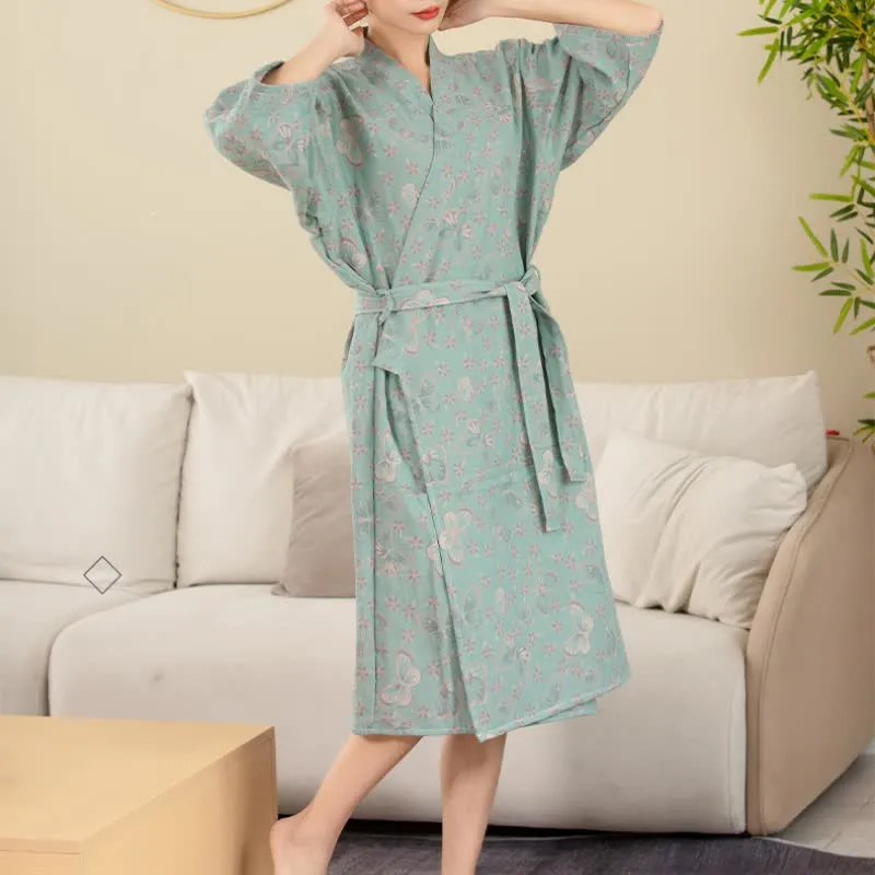 Bademantel aus doppellagiger Gaze aus garngefärbtem Jacquard mit Blumen- und Schmetterlingsmotiv