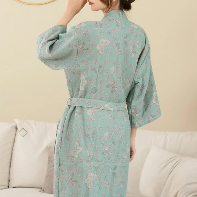 Bademantel aus doppellagiger Gaze aus garngefärbtem Jacquard mit Blumen- und Schmetterlingsmotiv