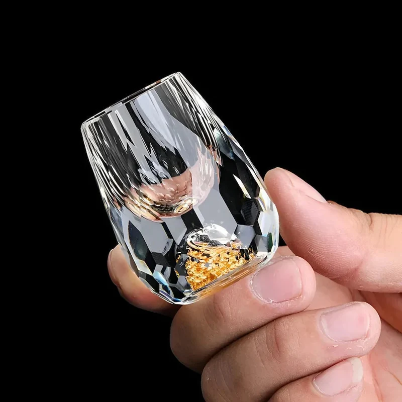 Luksus krystallglass med gullflak – Håndlaget – Sett med 2 – For whisky og premium drikker | Luvikno