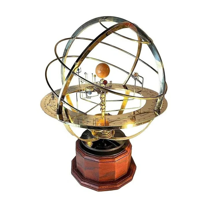 KosmosMaster Grand Orrery – Håndlaget solsystemmodell med 28 måner og 9 planeter | Luvikno