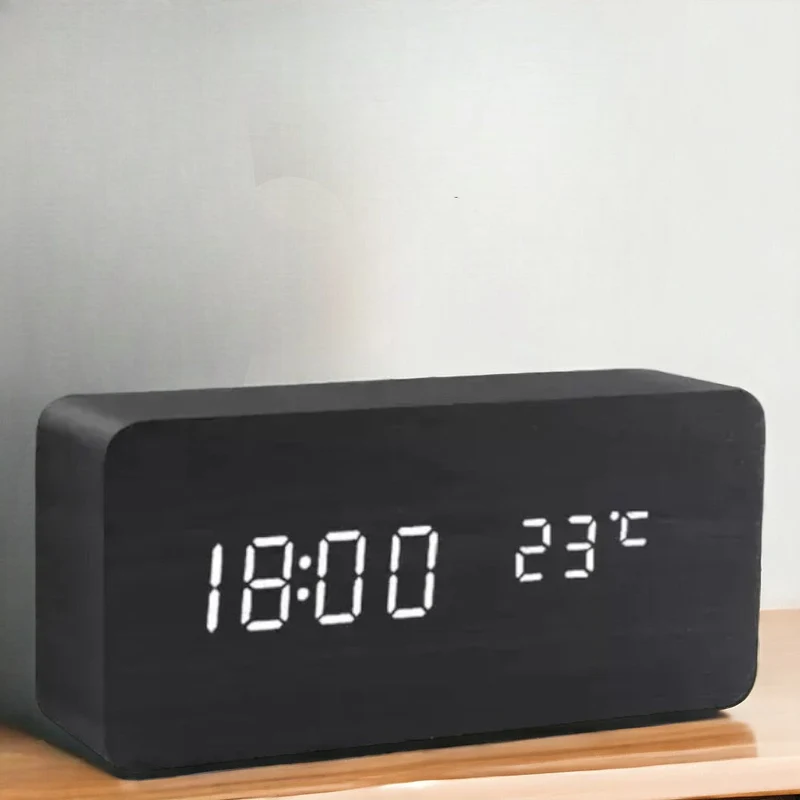 Digital Tresjokke Vekkerklokke – Moderne Teknologi med Tidløst Tre Design | Luvikno