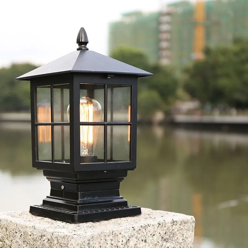 Værbeskyttet utendørs lantern på søyle i svart metall | Luvikno