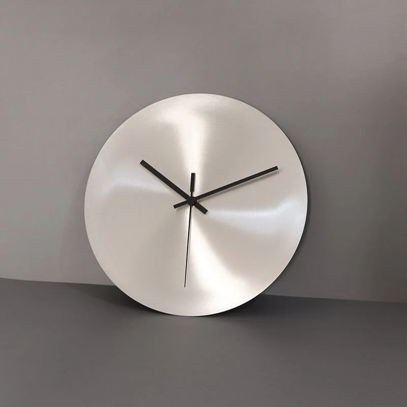 TijdStaal Veggklok – Moderne Rustfritt Stål Klokke med Elegant Design og Store Tall | Luvikno