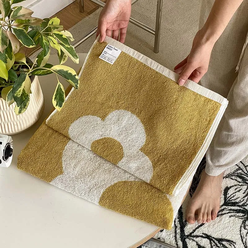 Atmungsaktives, weiches Baumwollhandtuch mit Blumenmuster