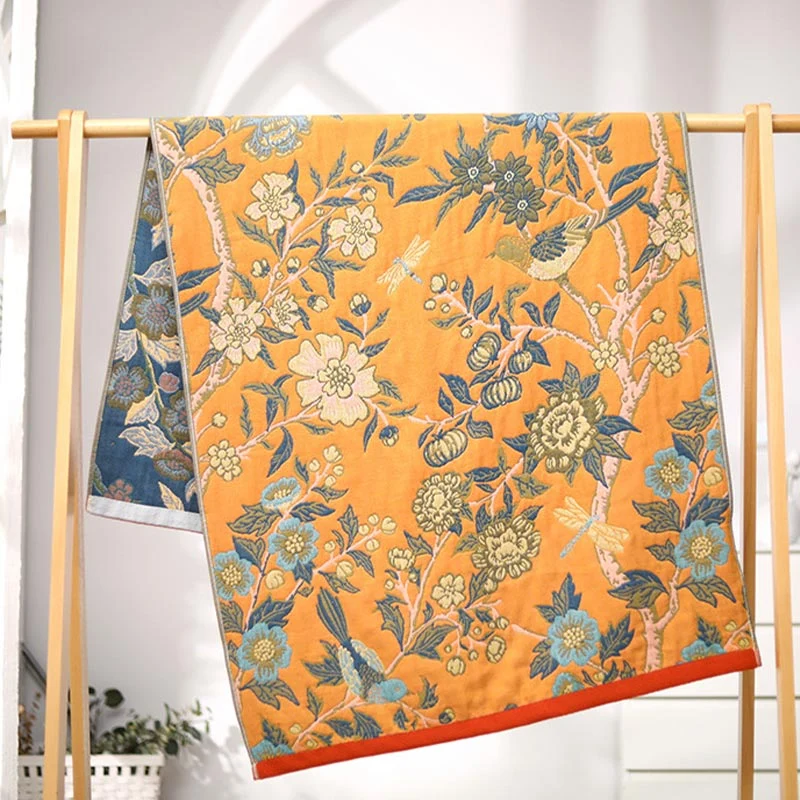 Wendbares Badetuch mit Hibiskus-Motiv in leuchtenden Farben
