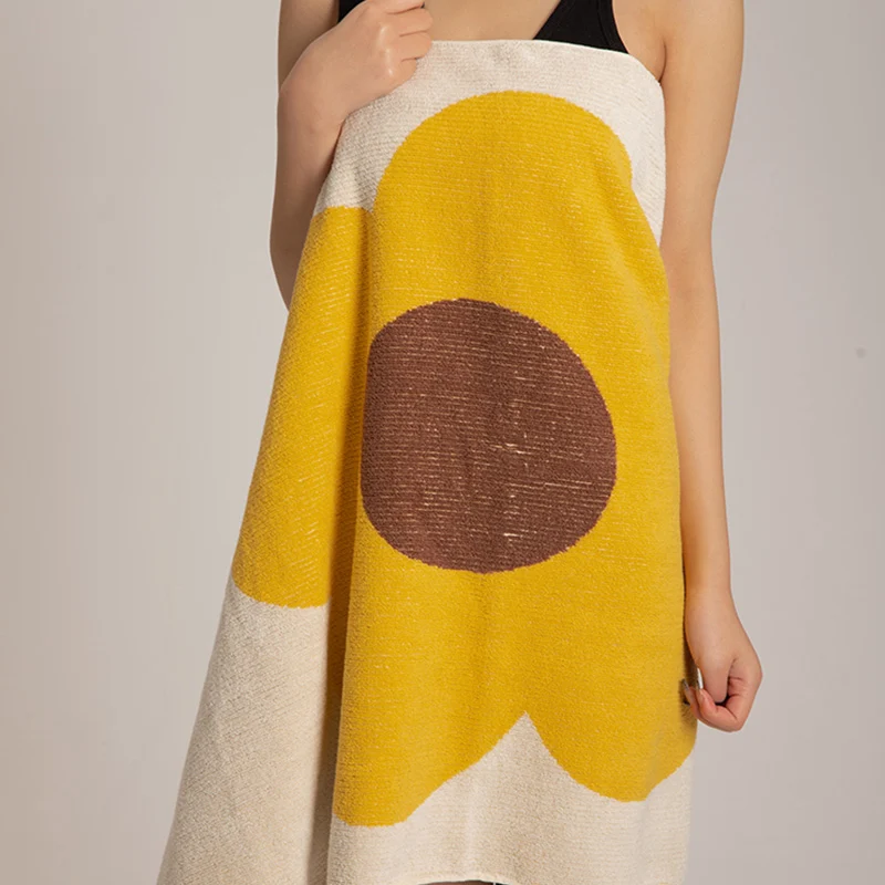Atmungsaktives Baumwollhandtuch mit Blumenmuster und Farbblockdesign