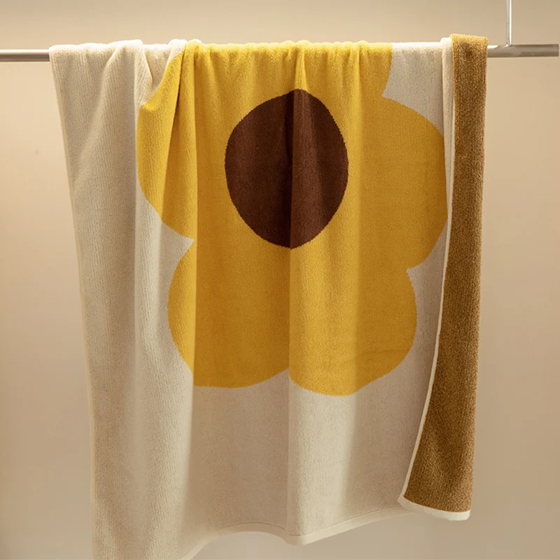 Atmungsaktives Baumwollhandtuch mit Blumenmuster und Farbblockdesign