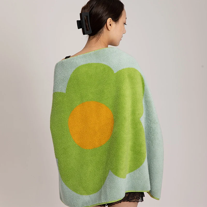 Atmungsaktives Baumwollhandtuch mit Blumenmuster und Farbblockdesign