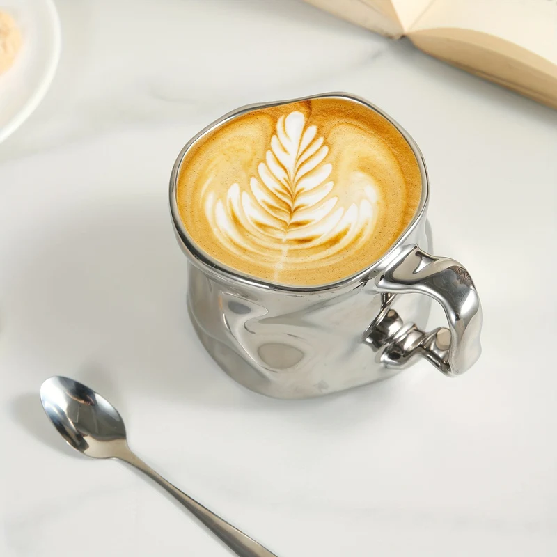 CreArt Mug – Håndlaget keramisk kaffekopp med unikt krøllet design | Luvikno