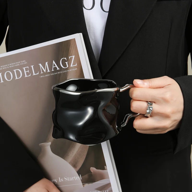 CreArt Mug – Håndlaget keramisk kaffekopp med unikt krøllet design | Luvikno