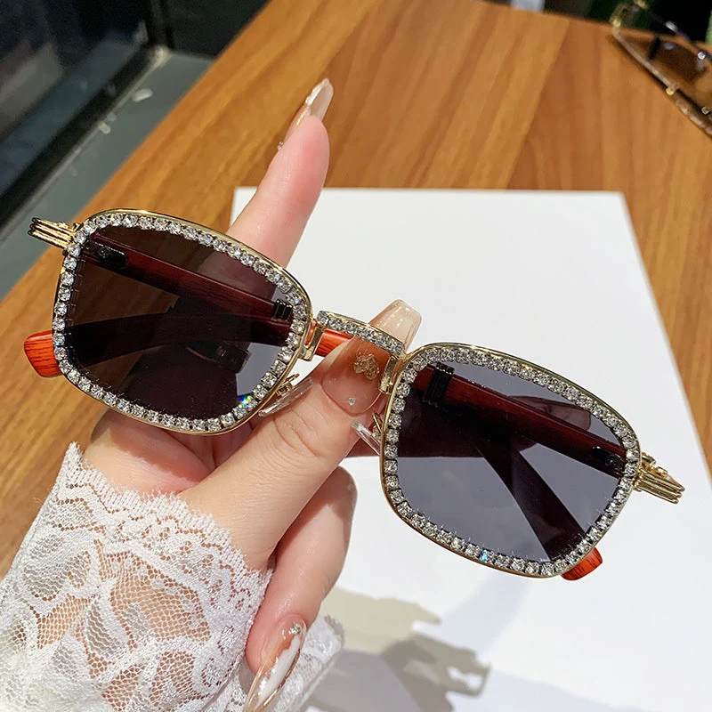 Dame solbrille med strassbesatt ramme og moderne tre-design Luvikno