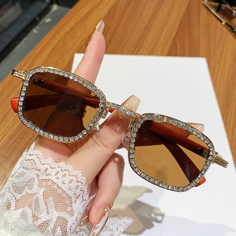 Dame solbrille med strassbesatt ramme og moderne tre-design Luvikno