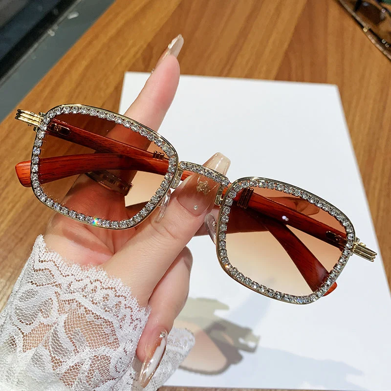 Dame solbrille med strassbesatt ramme og moderne tre-design Luvikno
