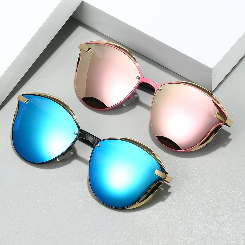 Dame solbrille med luksuriøs metallramme og harmonisk kontur Luvikno