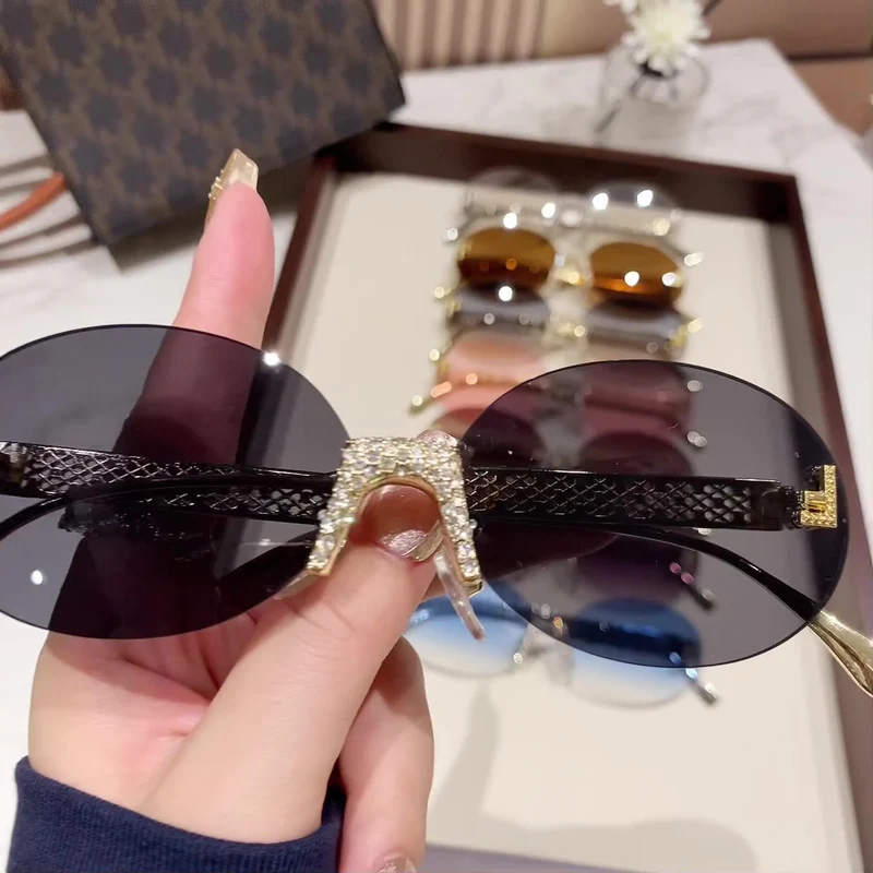 Dame solbrille med glitrende ramme og ovale glass Luvikno