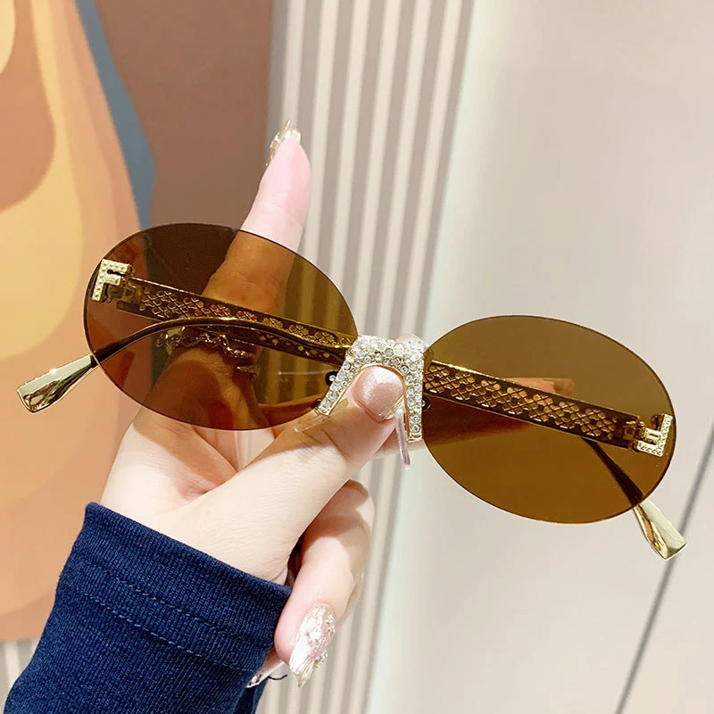 Dame solbrille med glitrende ramme og ovale glass Luvikno