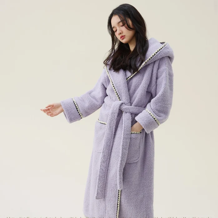 Warmer, langer Bademantel aus Fleece mit Kapuze