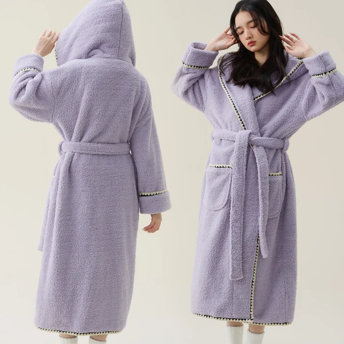 Warmer, langer Bademantel aus Fleece mit Kapuze
