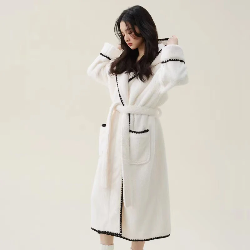 Warmer, langer Bademantel aus Fleece mit Kapuze