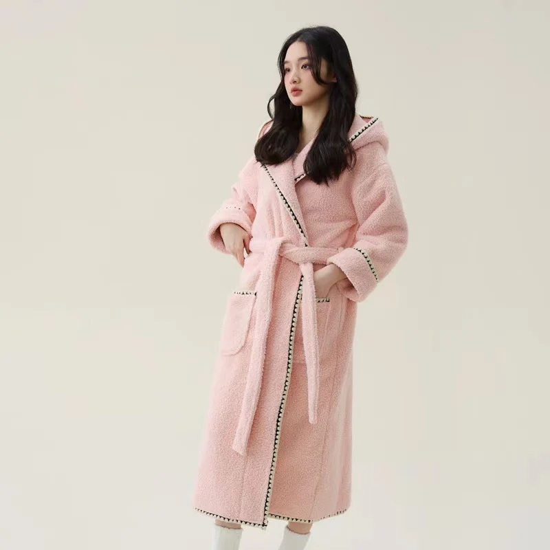 Warmer, langer Bademantel aus Fleece mit Kapuze