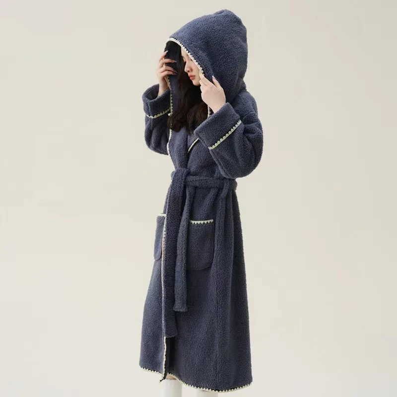 Warmer, langer Bademantel aus Fleece mit Kapuze