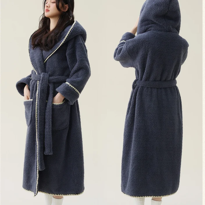 Warmer, langer Bademantel aus Fleece mit Kapuze