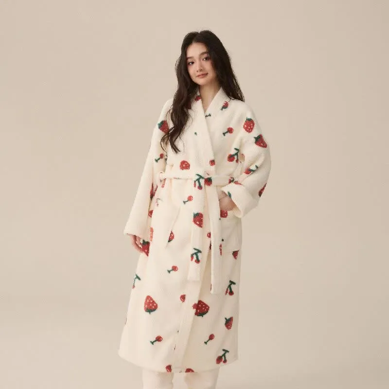 Langer Bademantel aus Winterfleece mit Erdbeer- und Kirschmotiv
