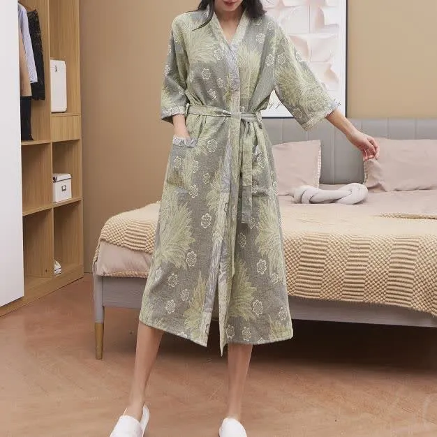 Atmungsaktiver Kimono-Bademantel aus Jacquard-Blumengaze
