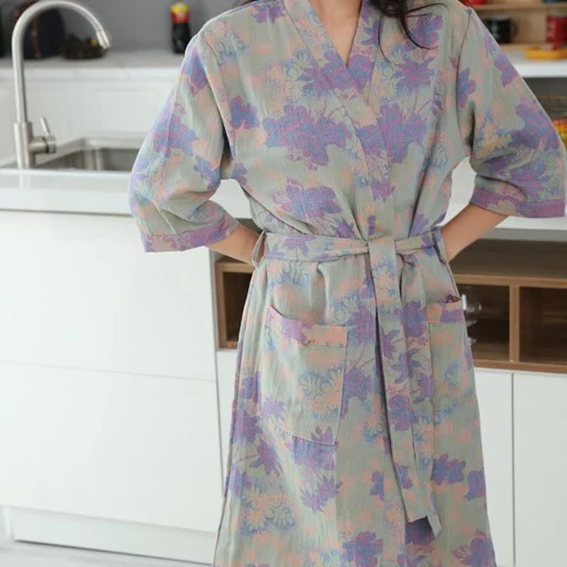 Bademäntel und Kimonos aus Baumwollgaze mit Blumenmuster