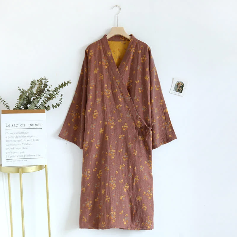 Bequemer, lockerer Bademantel-Pyjama aus Baumwolle mit Blumenmuster
